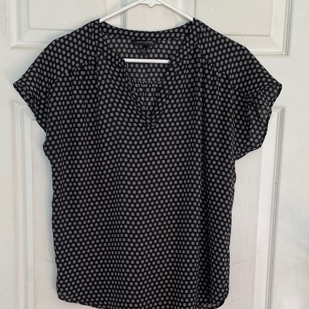 Banana Republic Size Small Black Printed Split V-Neck Blouse